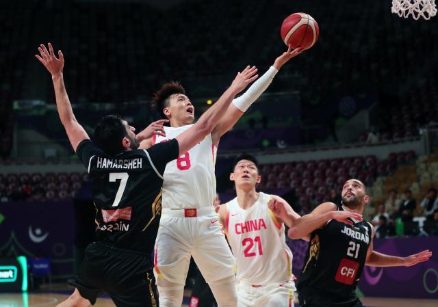 （体育）（3）篮球——国际篮联亚洲杯：中国队胜约旦队晋级八强XxjpseC008426_20250809_PEPFN0A001.jpg