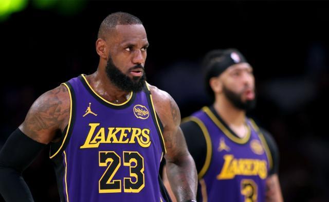 开云-篮板+防守全倒数！湖人终于重启双塔：多么痛的领悟