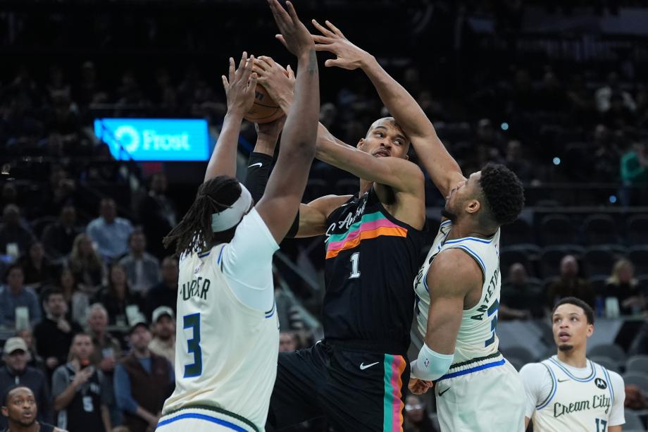 开云体育-文班5记三分砍22+10字母哥21分 马刺送雄鹿3连败