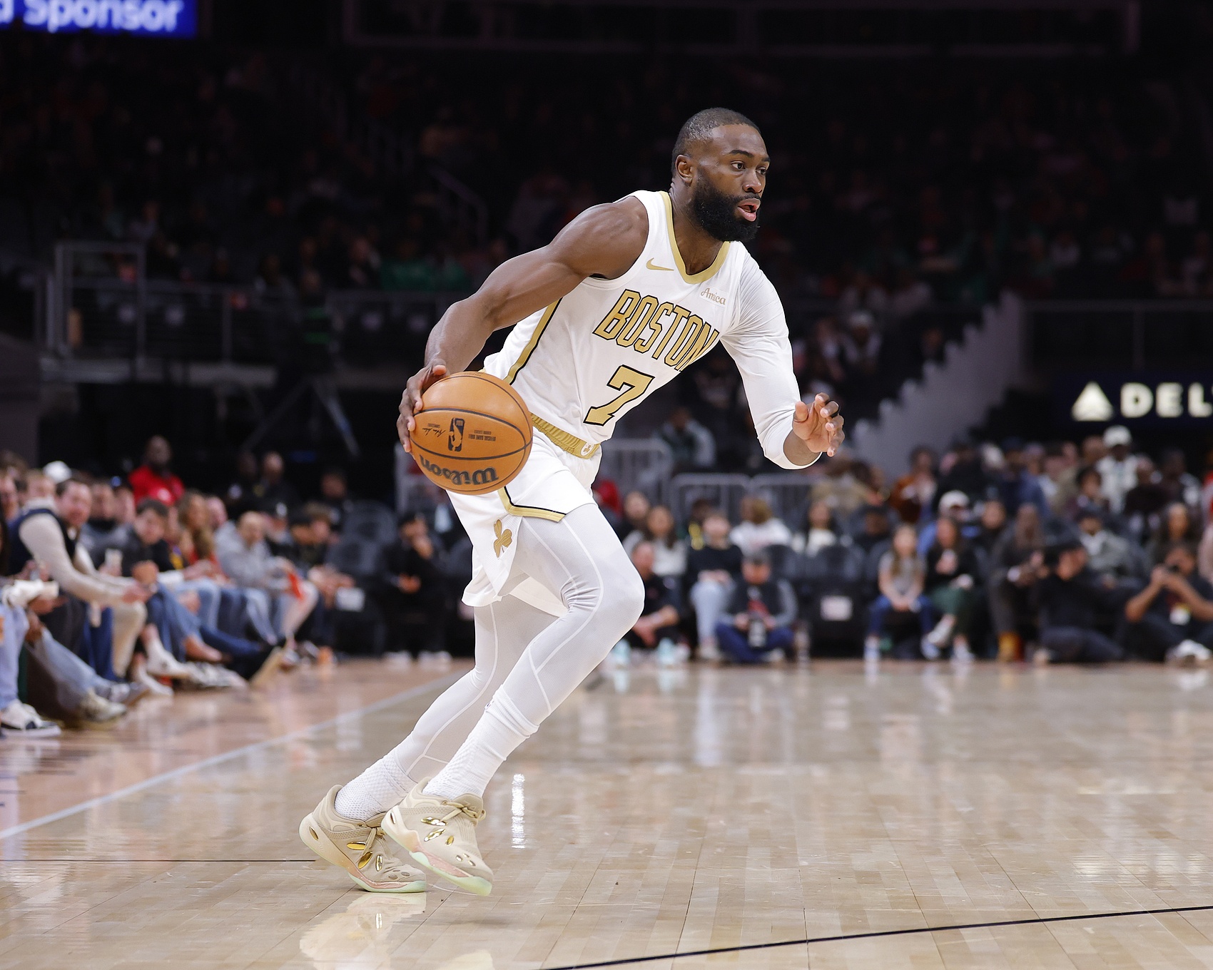 开云体育-稳定全面！杰伦·布朗22中11拿下30分10板5助3断