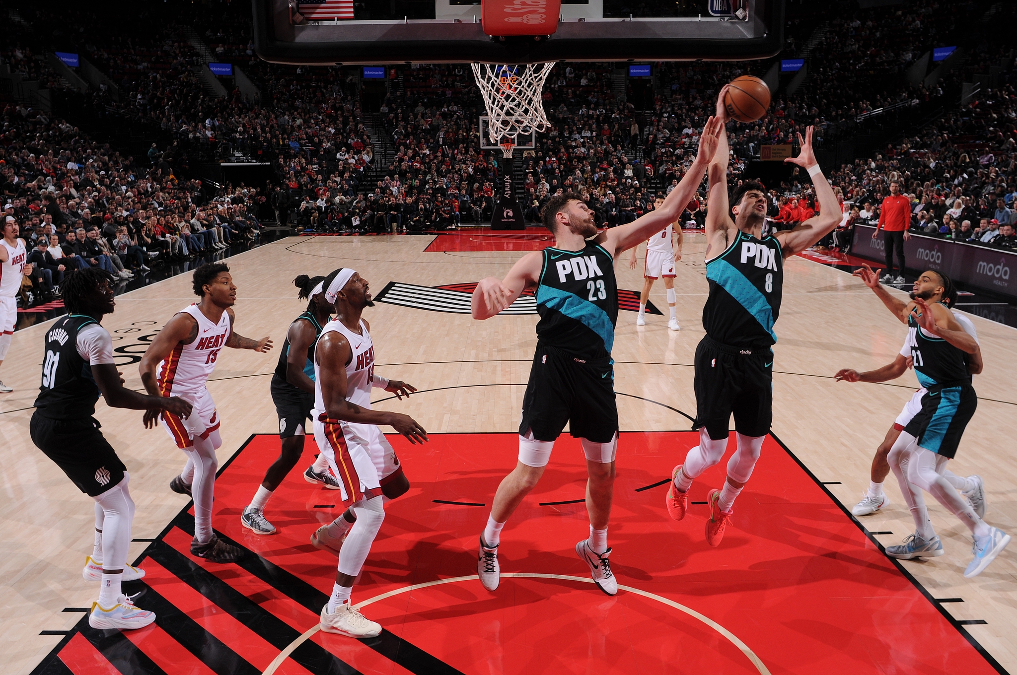 开云体育-阿夫迪亚伤退杨瀚森未登场 开拓者力克热火收获四连胜