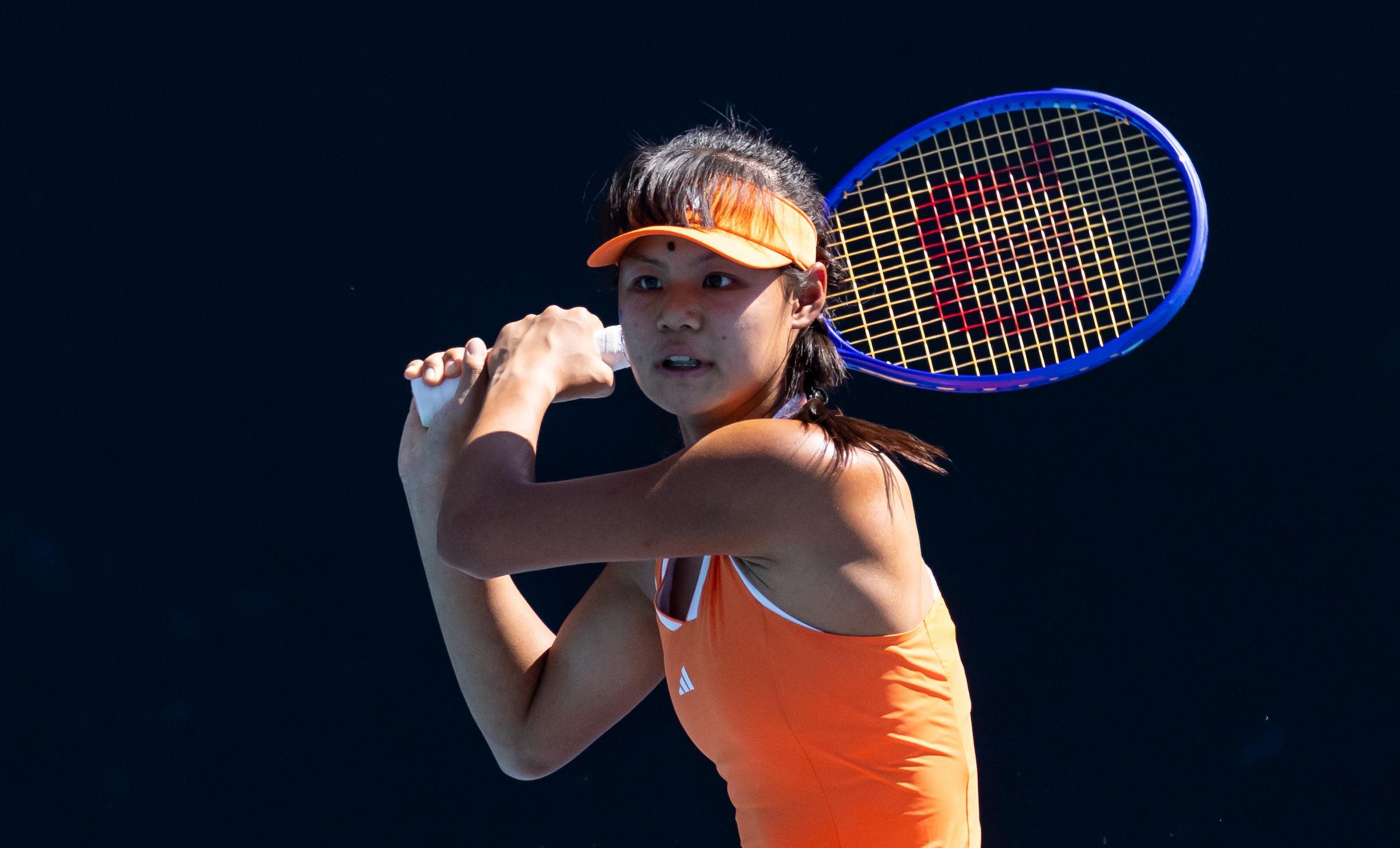 开云体育下载-2-0夺15连胜！中国网球15岁天才少女进8强：边哭边扫追赶郑钦文？