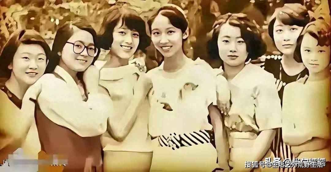 开云-九十年代南大合影火了，一眼认出华春莹，学霸气质藏不住